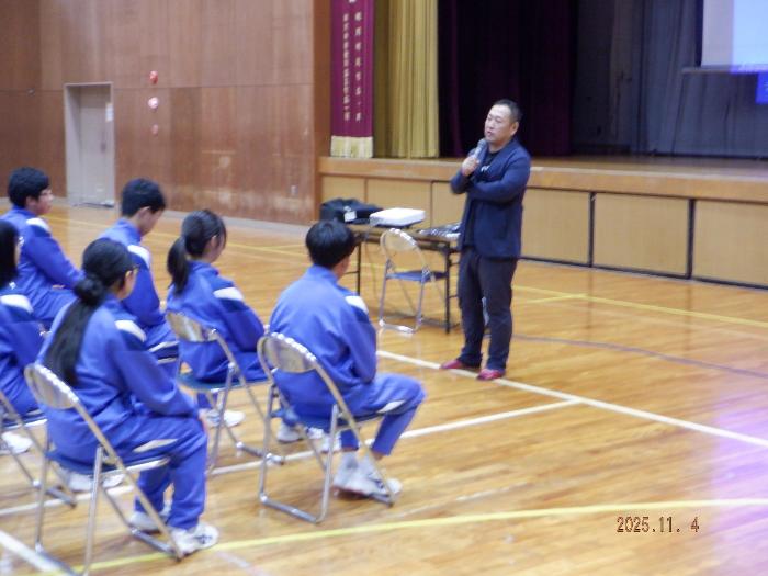 生徒の前で自分の価値について話をする講師の細川進さん