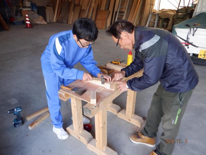 木工関係の仕事をする生徒