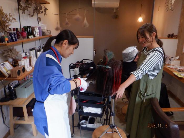 美容室で仕事をする生徒