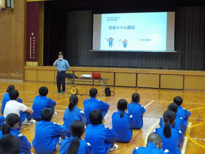 全校生徒の前でSNSについて話をする警察署の安藤さん