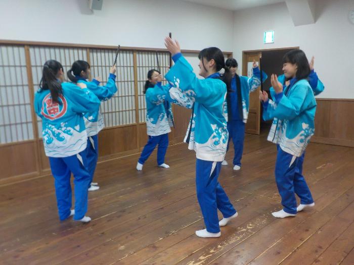本番前に手踊りの練習をする中学生
