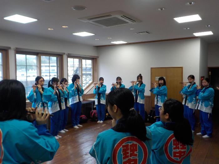 本番前にお囃子の練習をする中学生