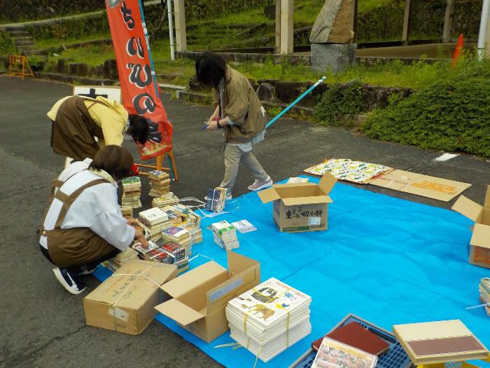 再利用できる古本を回収する済美図書館の職員