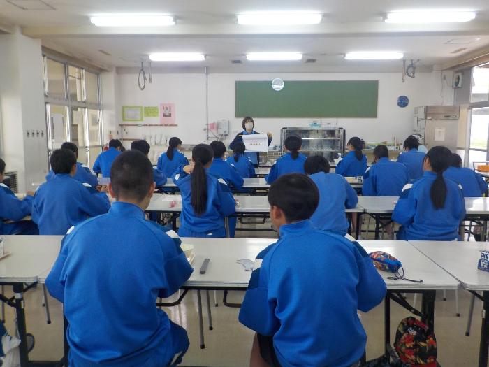ランチルームで栄養教諭の指導を受ける中学生