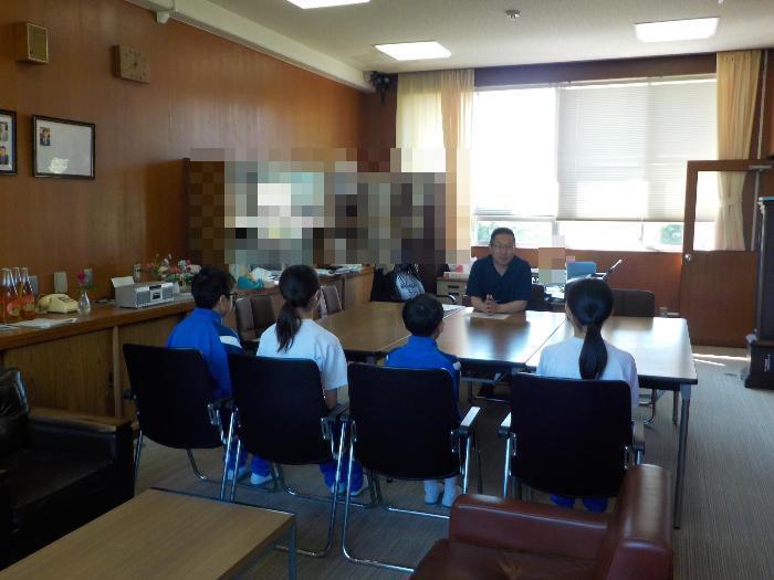 校長室で校長面談をする1年生