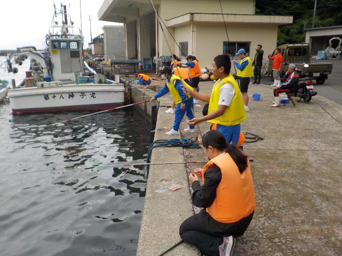 港で岸壁釣りでする2年生