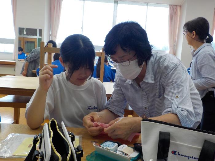 生徒に見本を見せる授業サポーター