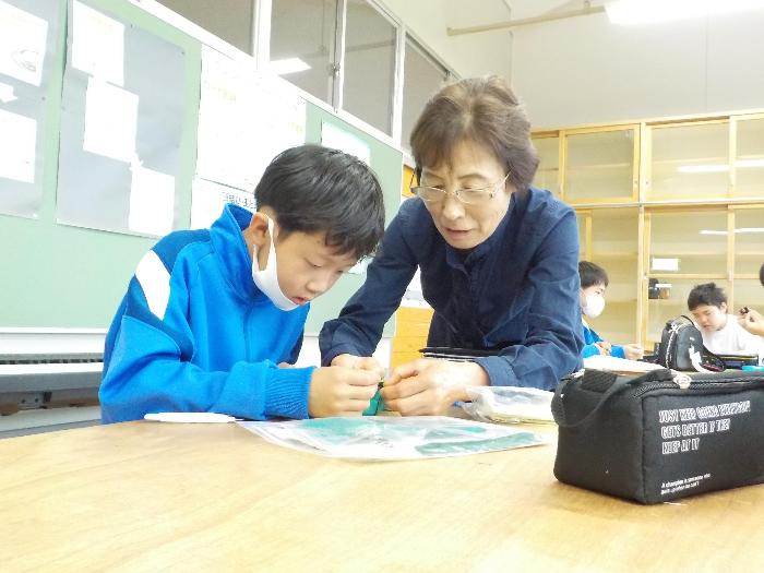 裁縫の補助をする授業サポーター