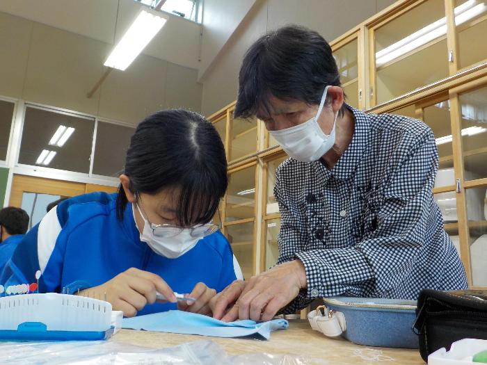 はさみの使い方を教える授業サポーター