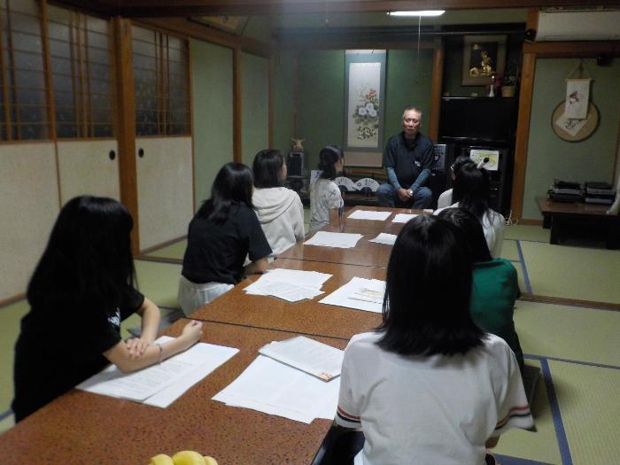 民宿の方との語らいで神子の現状について話を聞く2年生女子