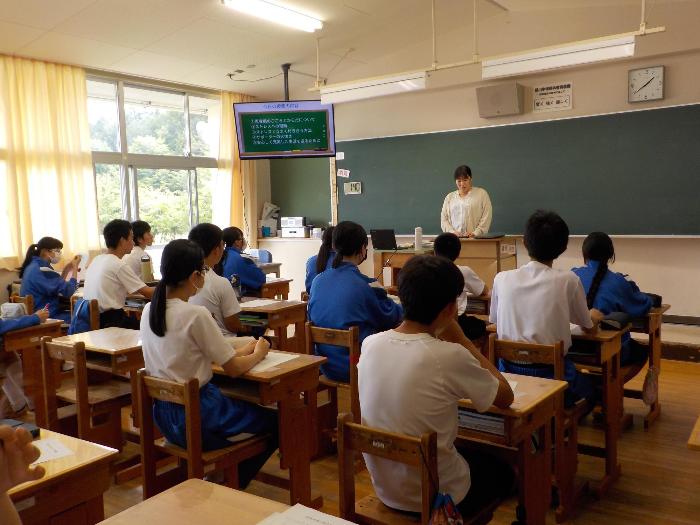 3年生対象にSOS授業を行うスクールカウンセラー