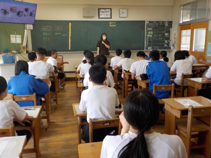 2年生対象にSOS授業をする養護教諭