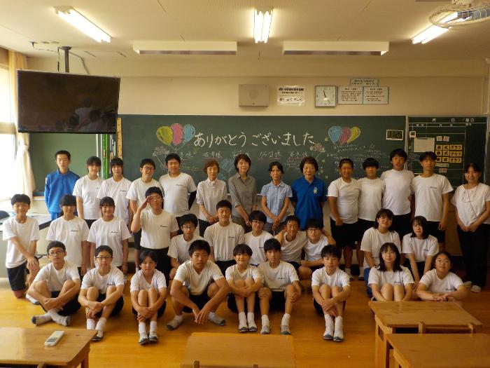 授業サポーターと一緒に記念写真を撮る2年生
