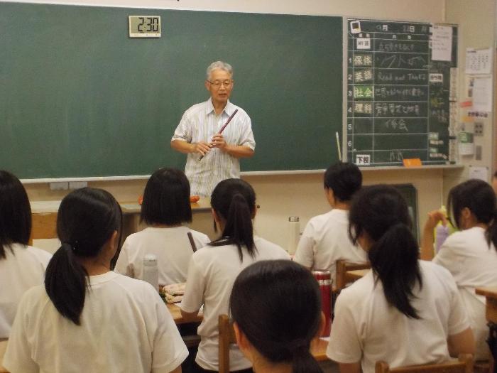 生徒に篠笛を教える地域指導者