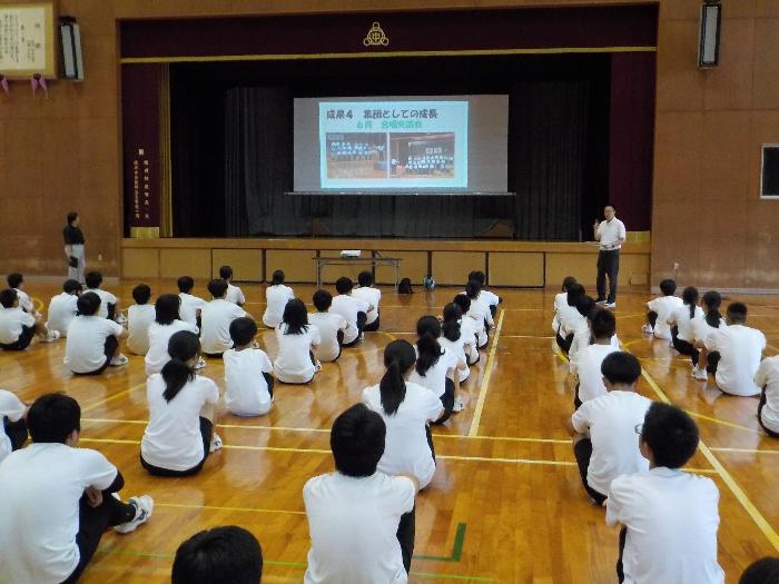 スライドを示しながら前期を振り返る校長
