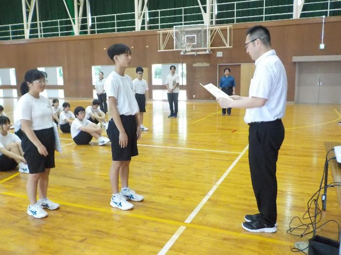 新人戦で3位になり表彰される男子バスケットボール部