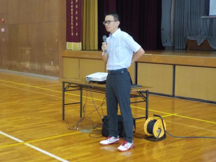 夏休み中の経験を踏まえて平和について話をする職員