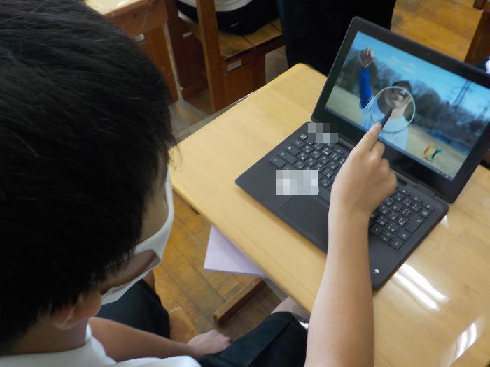 タッチペンを使ってタブレットを活用する生徒