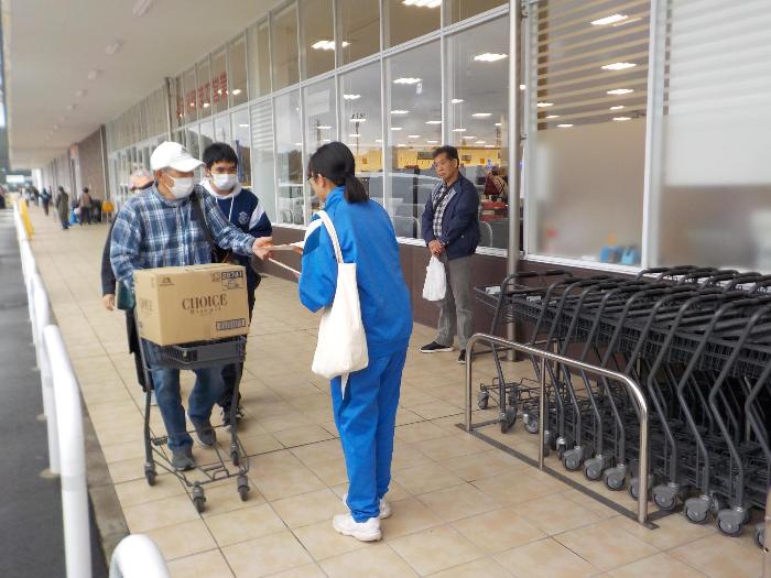 バロー正家店にてチラシを配る2年生