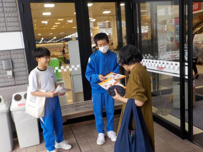 バロー恵那店でチラシを配る2年生