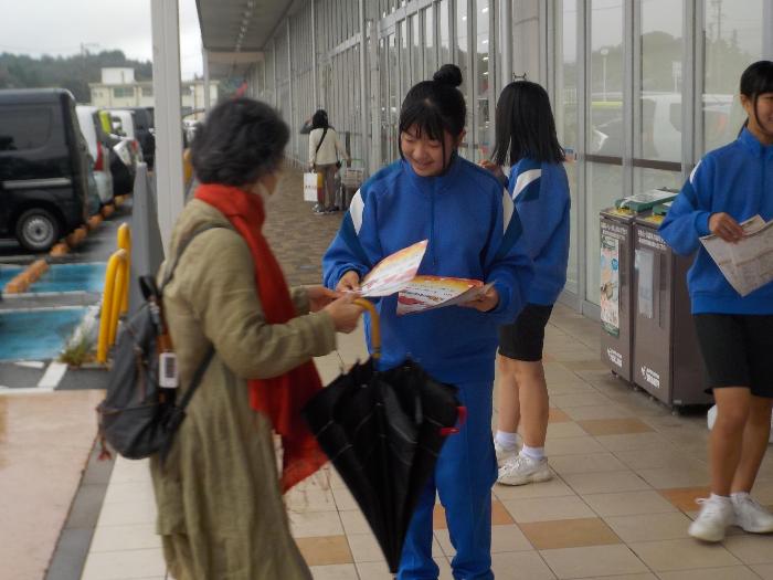 オークワ坂本店でチラシを配る2年生