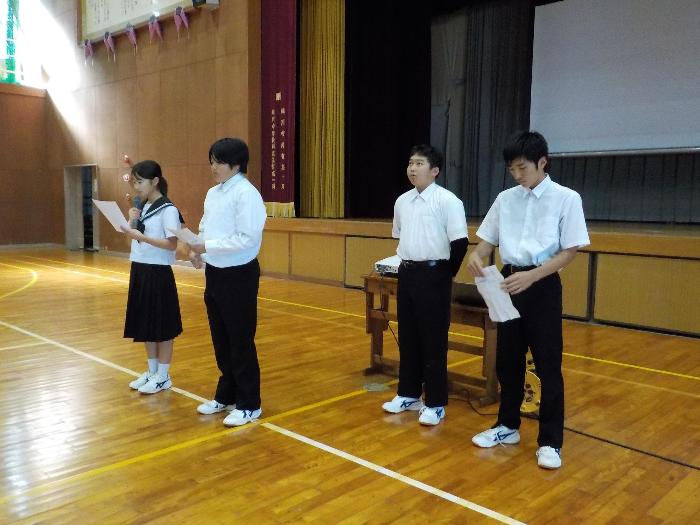 前期終業式の中で前期を振り返る各学年代表の生徒