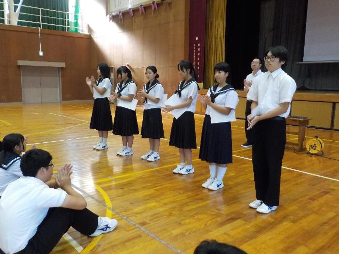 後期生徒会委員長に認証された生徒たち
