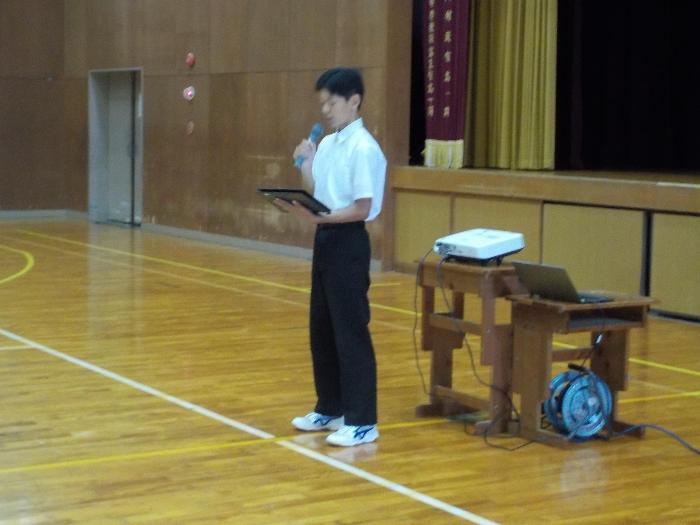 後期始業式の中で決意を述べる後期生徒会長