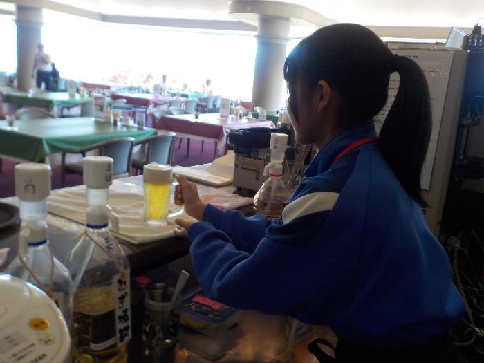 ゴルフ場で仕事をする生徒