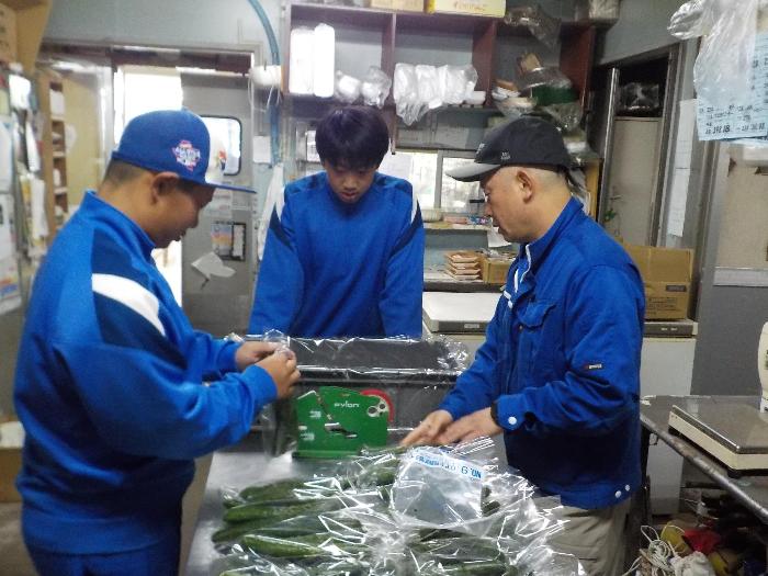 小売業の仕事をする生徒