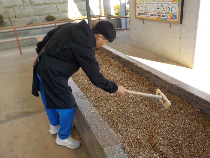 博石館で仕事をする生徒