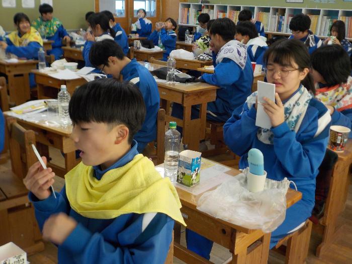 歯の染め出しを行い、歯磨きチェックをする2年生