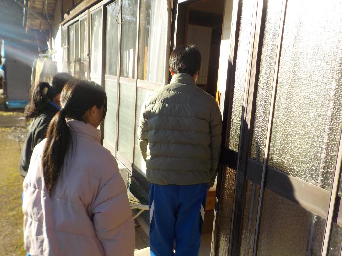 田原地区でお節を配付する生徒たち