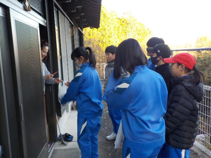 奥渡地区でお節を配付する生徒たち