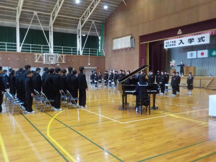 対面で校歌を斉唱する新入生と2･3年生