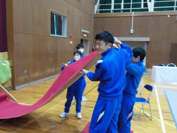 式場の赤絨毯を準備する2年生