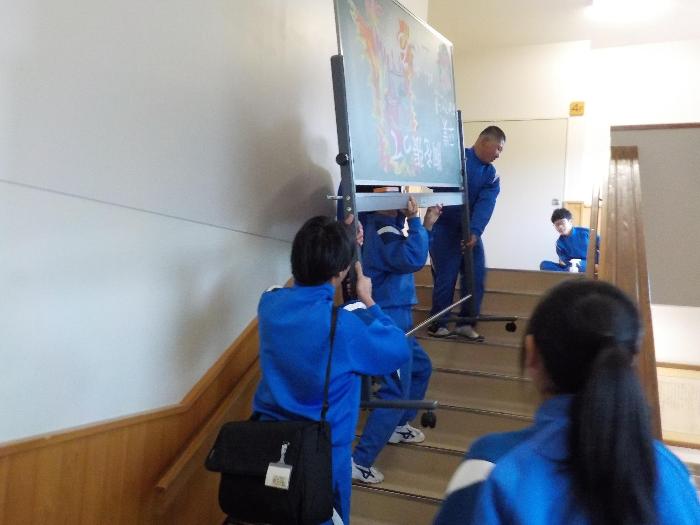 作成した黒板アートを運ぶ2年生