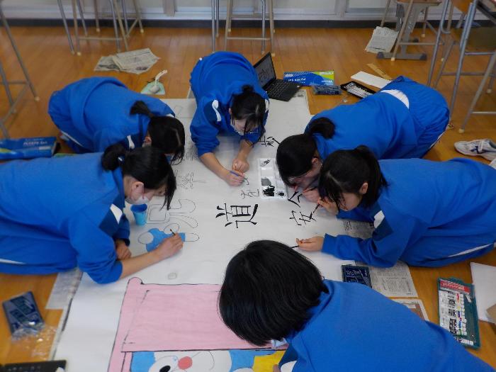 B紙に絵とメッセージを描く2年生