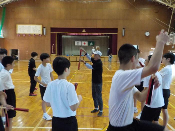 保存会の指導のもと、踊りの修正をする中学生