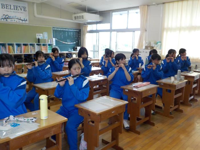 教室でお囃子の練習をする中学生