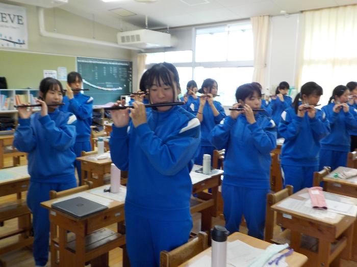教室でお囃子の練習をする中学生