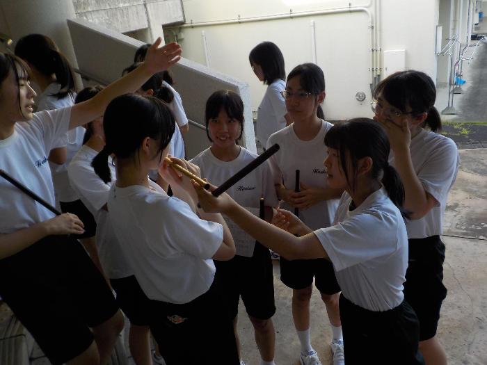 1年生に笛の吹き方を優しく教える中学生