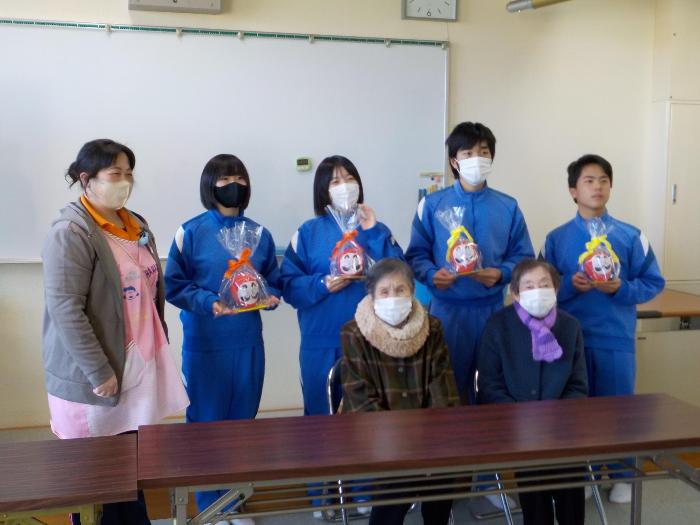 利用者代表の方と一緒に写真を撮る3年生