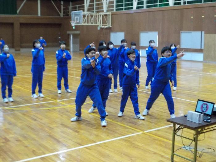 Tシャツをかけてじゃんけんをする中学生