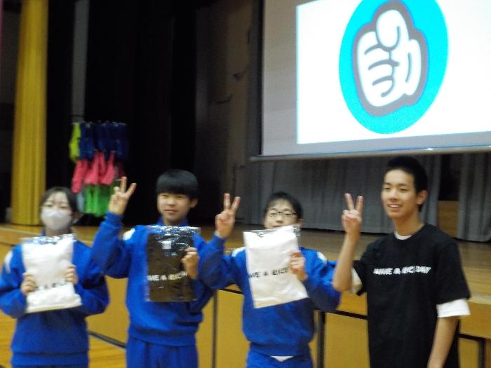 じゃんけんに勝ってTシャツを手に入れた中学生