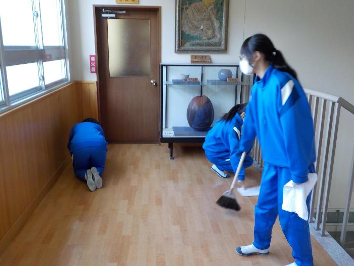 校長室前の廊下を掃除をする中学生