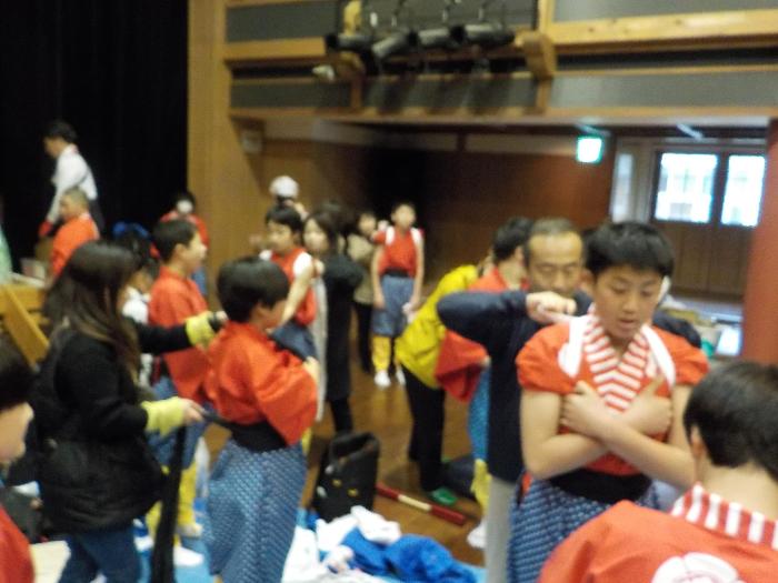 本番前に着替える中学生とそれをサポートする保護者