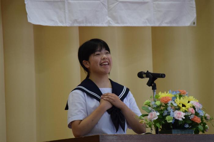 少年の主張大会で発表する蛭川中代表生徒須藤さん