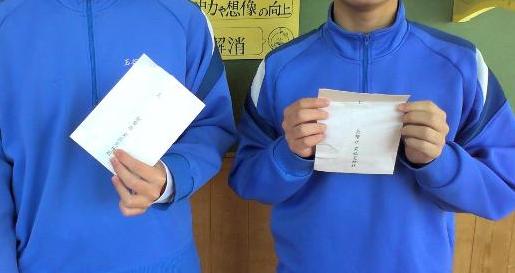 いただいたお守りを手にする生徒