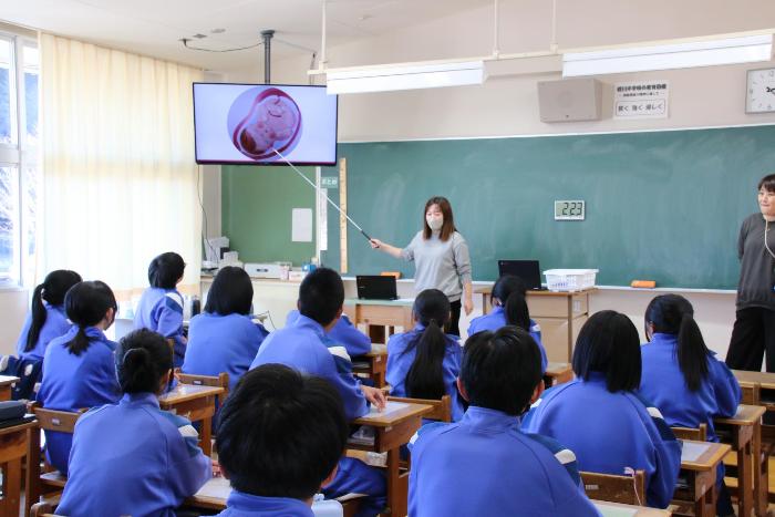 3年生の前で基礎学習をする養護教諭と担任